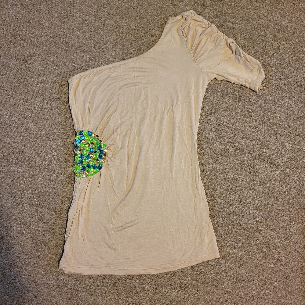 One shoulder shirt
